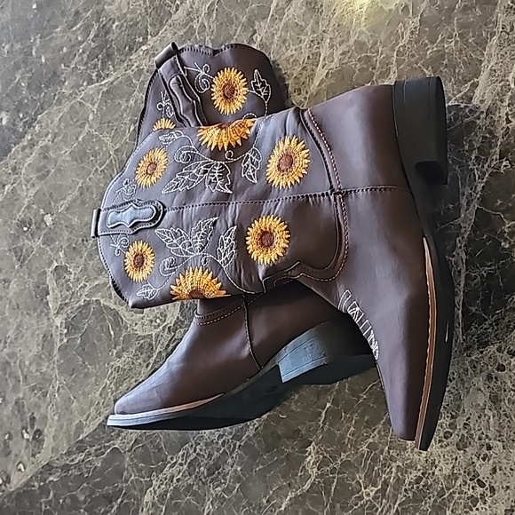NWT Cowgirl Boots Brown With Sunflower Top Design - Picture 3 of 8